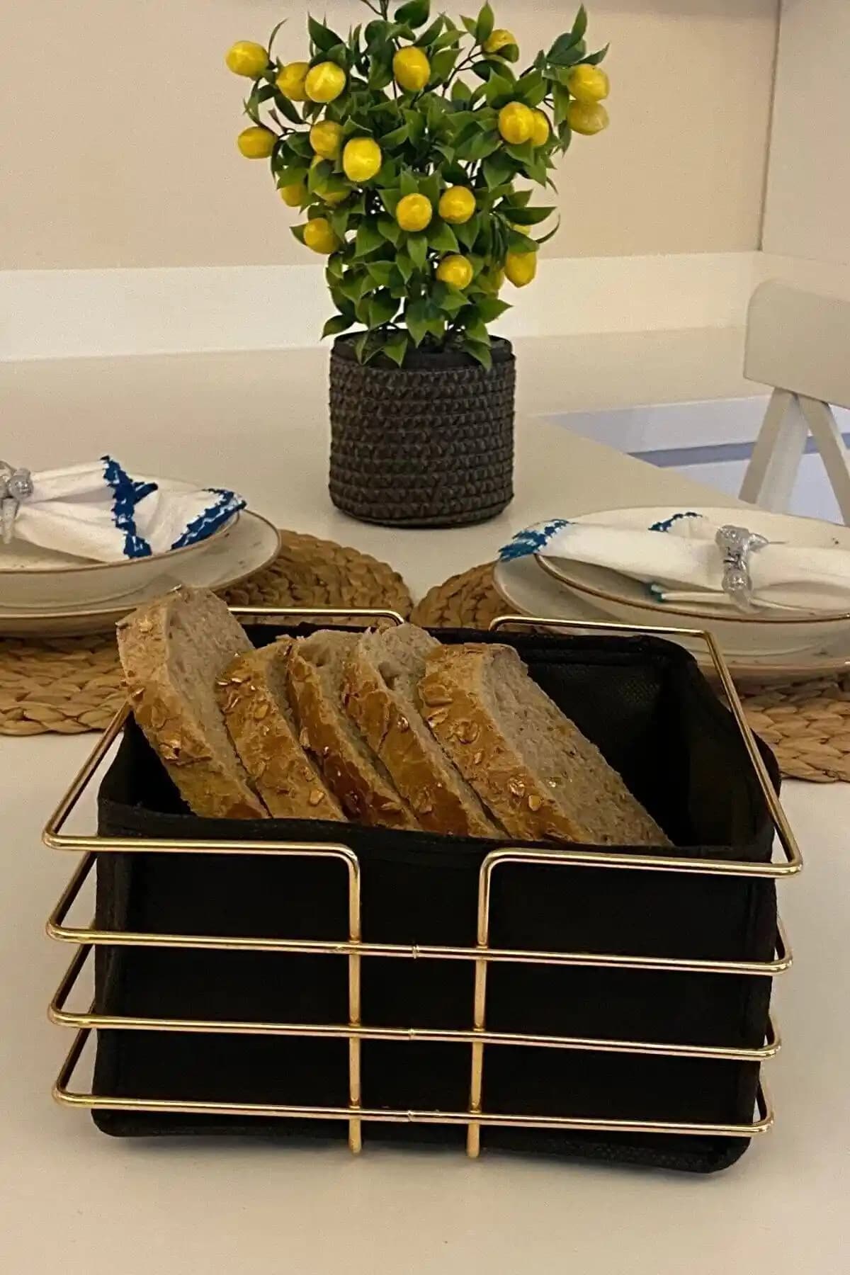 GELİNHOMES Kare Gold Metal Ekmeklik: Şık ve Dayanıklı Mutfak Aksesuarı