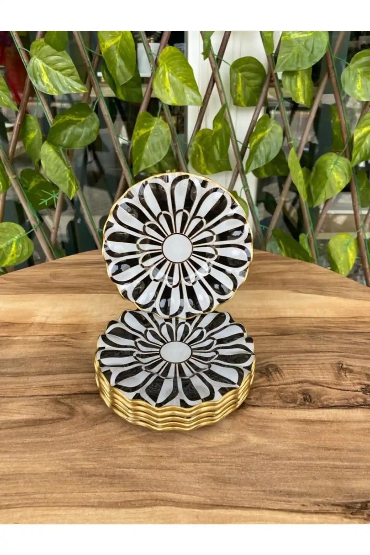 GÜRCÜGLASS Papatya Model Altın Detaylı Çay Tabağı Seti Modern ve Şık Tasarımıyla Öne Çıkar