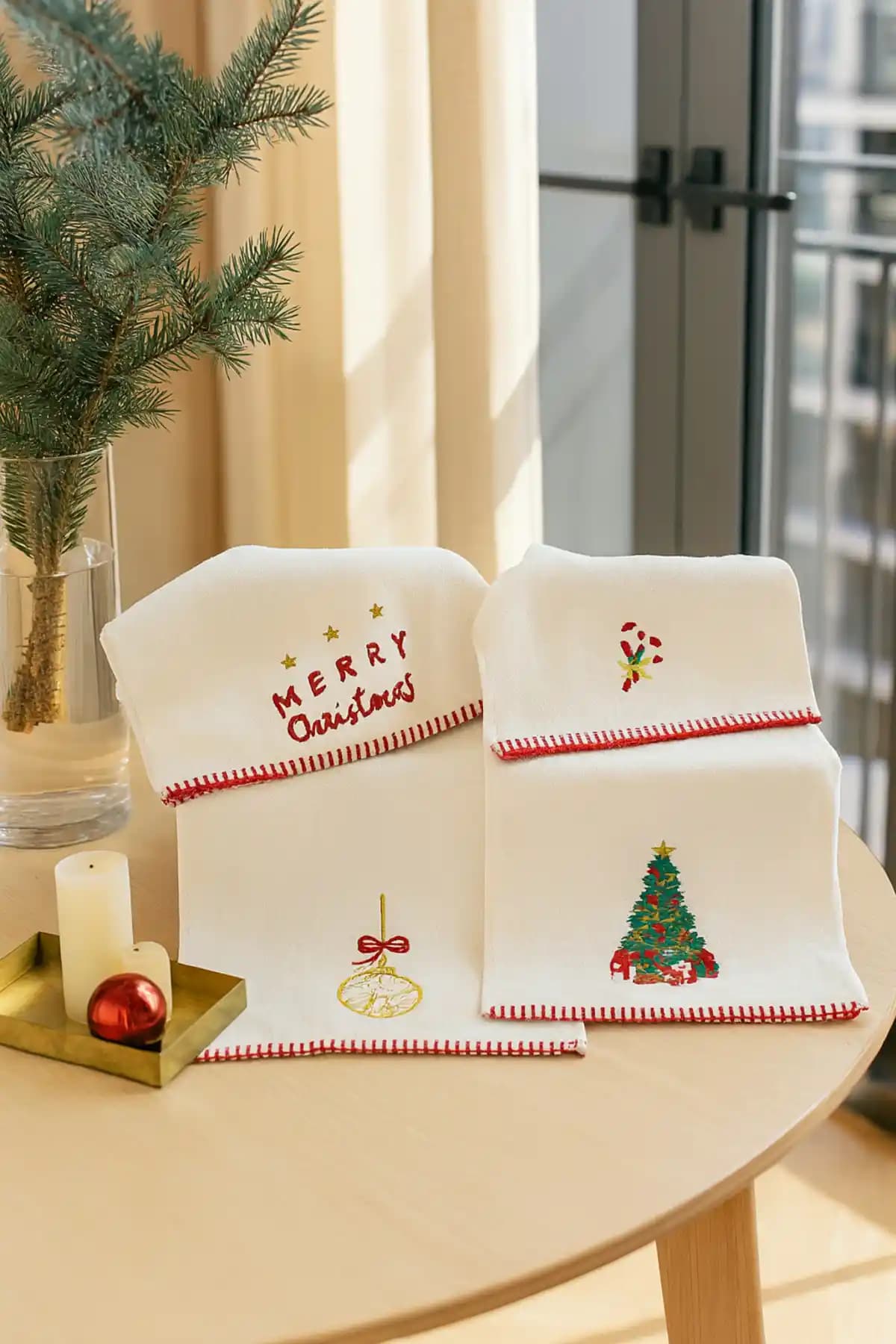 Lucy and Home Yılbaşı Temalı Nakışlı 4'lü Havlu Seti Şıklık ve Fonksiyonellik Bir Arada