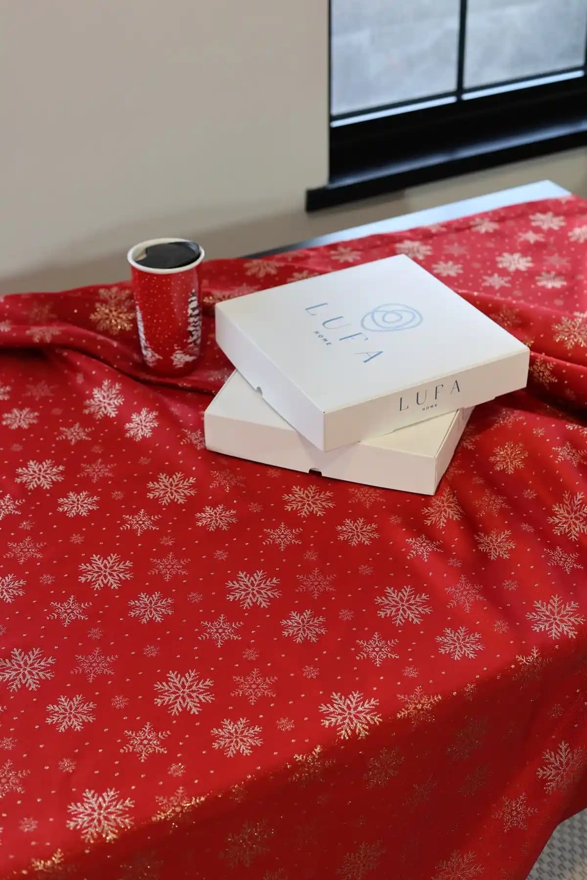 LUFA HOME Jakarlı Yılbaşı Masa Örtüsü: Şık ve Dayanıklı Dekorasyon Çözümü