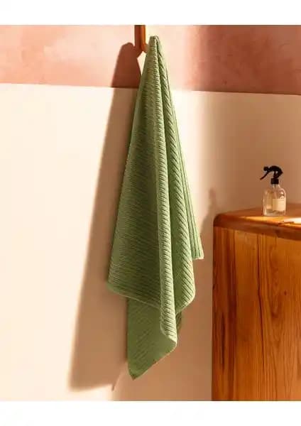 Madame Coco Carla Banyo Havlusu: Şık ve Fonksiyonel Pamuklu Banyo Aksesuarı