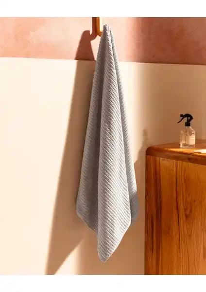 Madame Coco Carla Banyo Havlusu: Şıklık ve Fonksiyonelliği Bir Arada Sunan Yüksek Kaliteli Pamuk Havlu