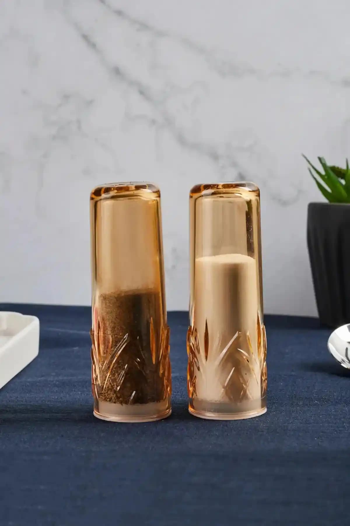 Melody 2’li Akrilik Tuzluk-Biberlik: Şık ve Dayanıklı Mutfak Aksesuarları