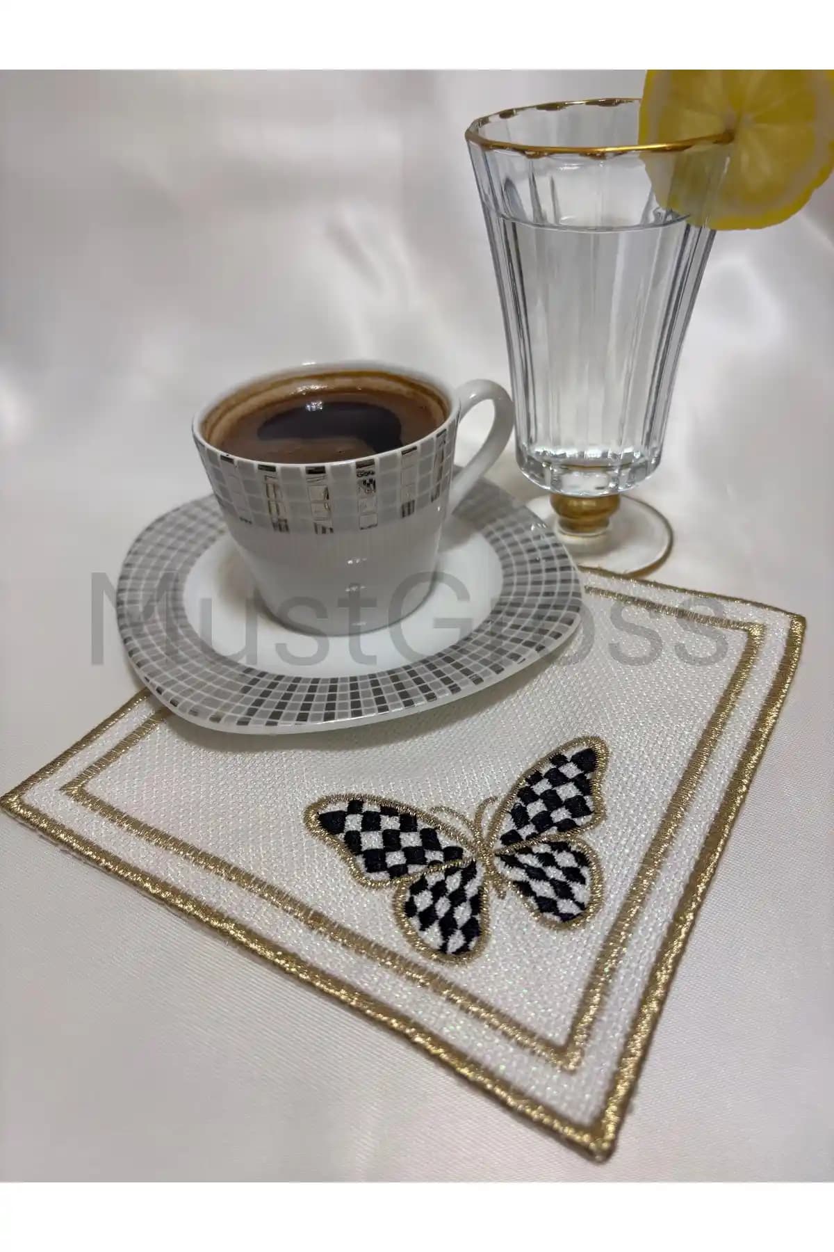 Mustgross Sunumluk Peçete: Şık ve Dayanıklı Kumaş Tasarımıyla Sofralarınıza Zarif Dokunuş