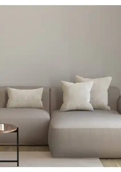 Pastel Kadife Dokulu Ekru Renk Kırlent Yastık Kılıfı: Şıklık ve Dayanıklılık Bir Arada