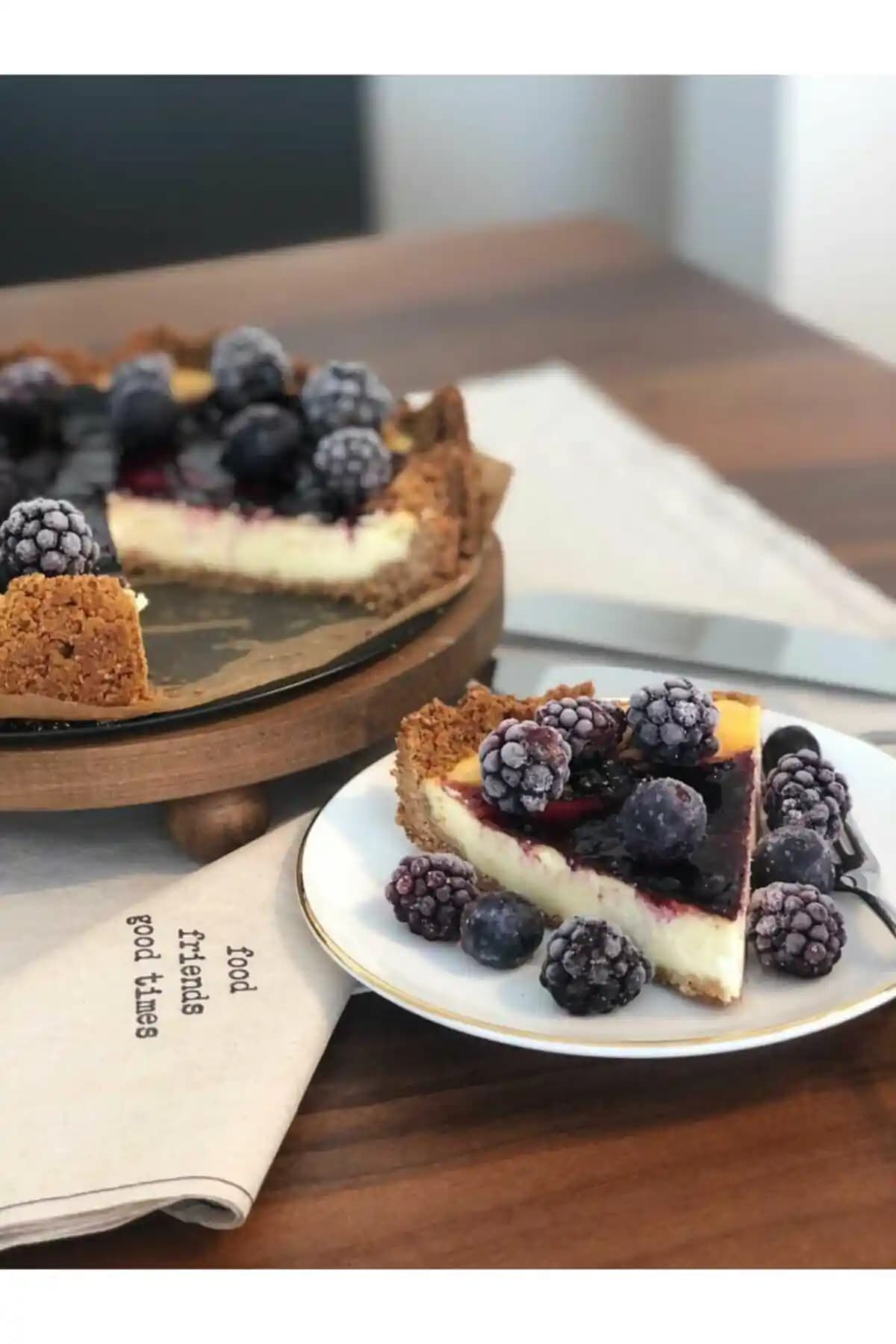 WoodRetro Top Ayaklı Ahşap Sunumluk Ceviz Renk: Estetik ve Fonksiyonellik Bir Arada