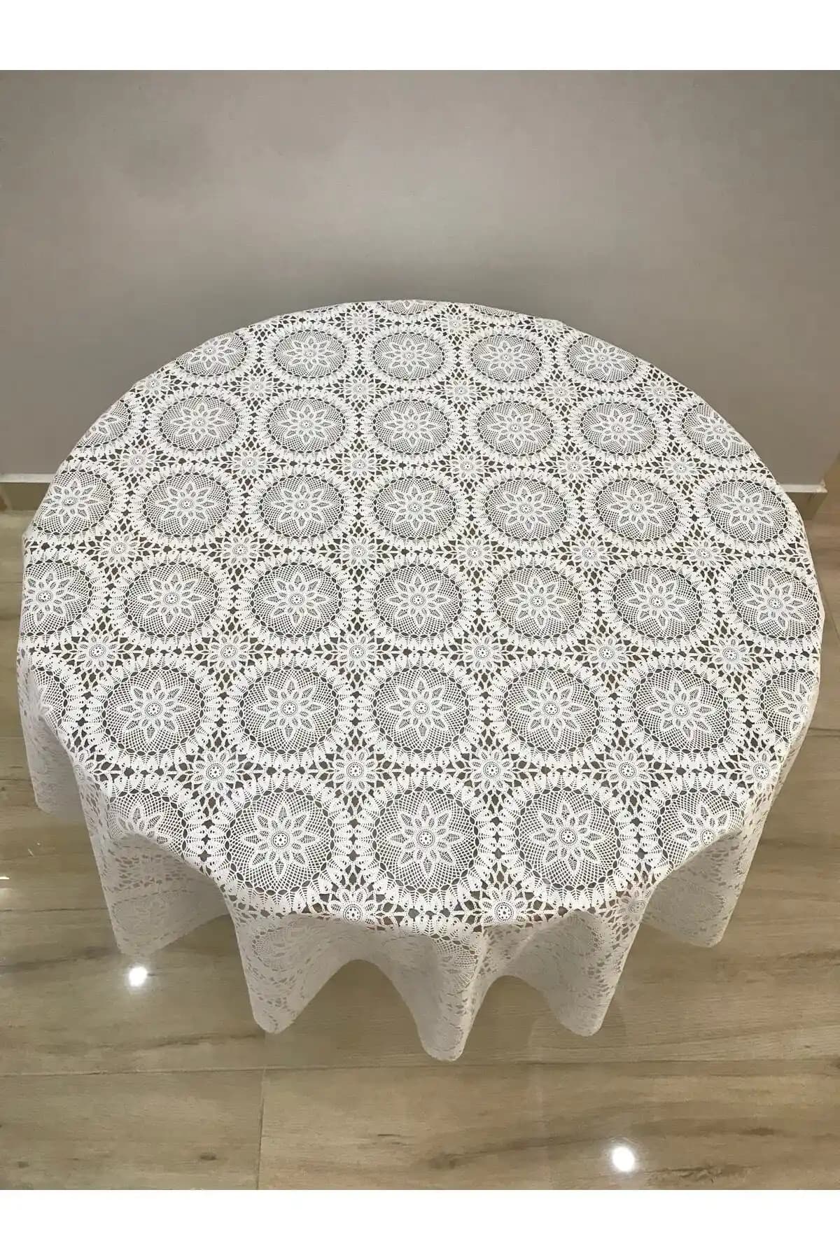 Yüksek Kaliteli Dantel Görünümlü Şeffaf Masa Örtüsü Estetik ve Dayanıklı Tasarım