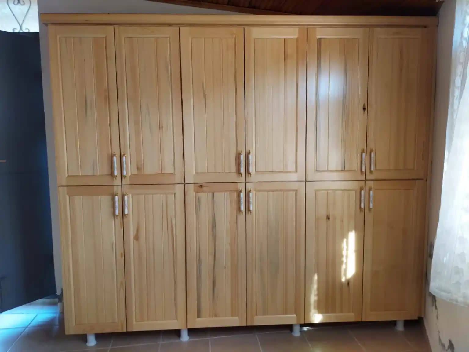 Ahşap Dolaplar: Estetik ve Dayanıklılığı Bir Arada Sunan Mobilya Seçenekleri