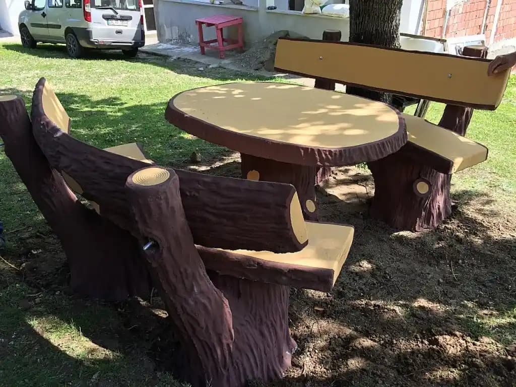 Ahşap Görünümlü Beton Masalar: Modern ve Dayanıklı İç Mekan Tasarımı Çözümü