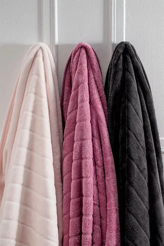 Emboss Battaniyeler: Estetik ve Fonksiyonel Ev Dekorasyonunun Zarif Parçası