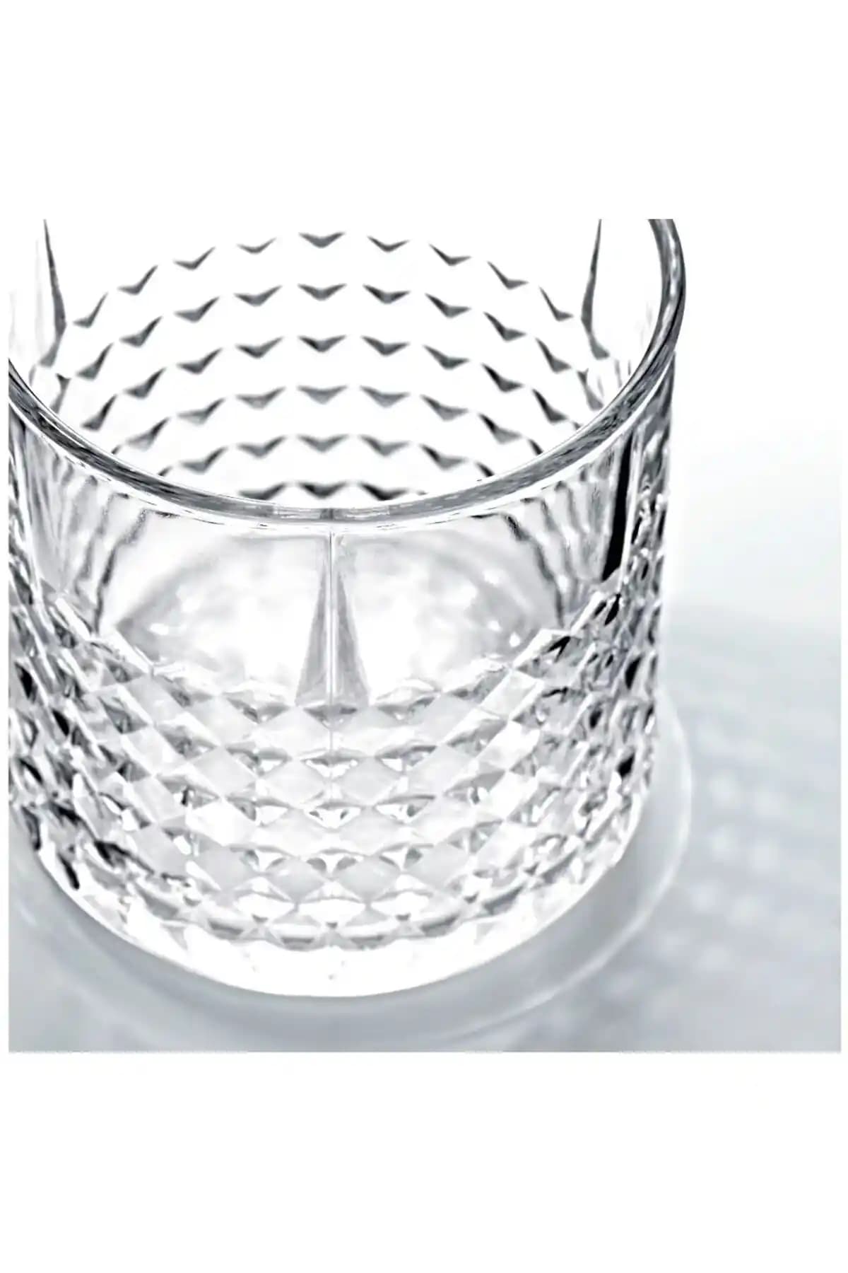 İKEA Viski Bardağı ve Modern Ev Dekorasyon Trendleri Üzerine Analiz