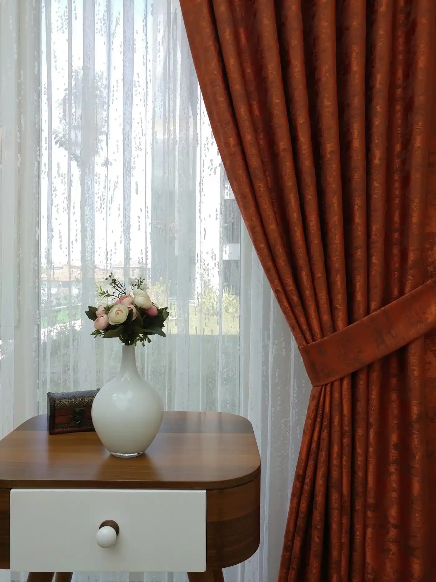 Kiremit Rengi Fon Perdeler: Dekorasyonda Sıcak ve Doğal Bir Atmosfer Yaratma Rehberi