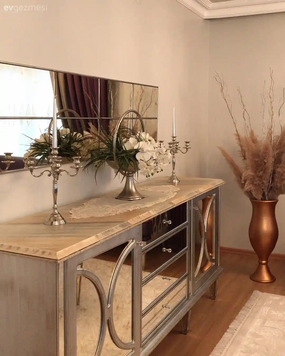 Konsol Üstü Objelerle Ev Dekorasyonunda Estetik ve Fonksiyonellik Sağlama