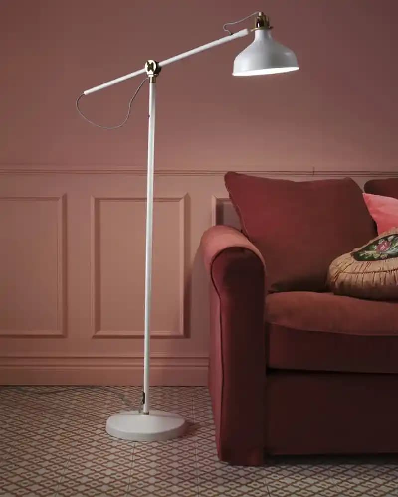 Modern Ev Dekorasyonunda Yer Lambaderleri: Şık ve İşlevsel Aydınlatma Seçenekleri