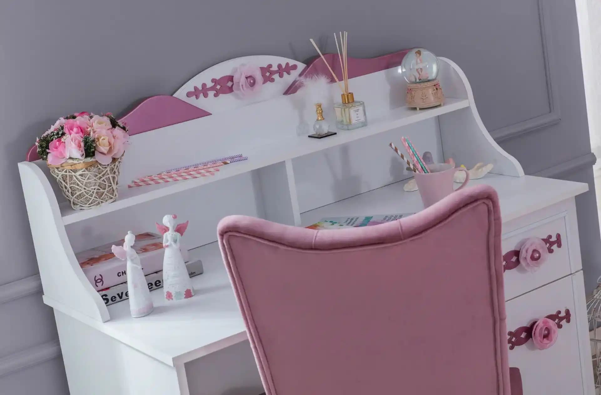 Prenses Çalışma Masası: Estetik ve Fonksiyonellik Sunan Çocuk ve Genç Odası Mobilyası