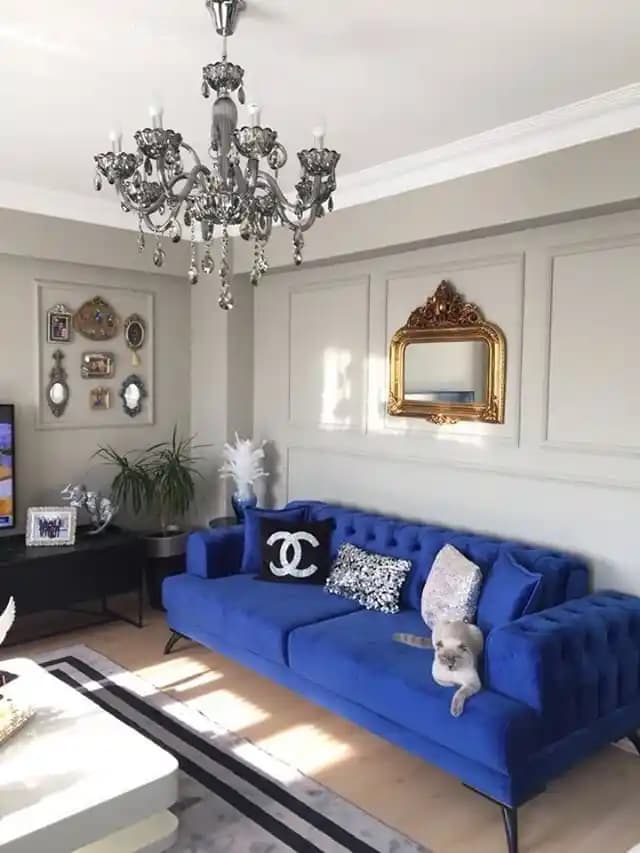 Salonda İki Farklı Halı Kullanımıyla Dekorasyonun Renk ve Doku Zenginliği