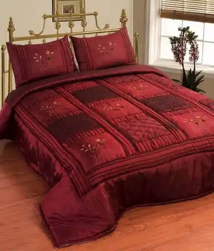 Saten Yatak Örtüleri: Estetik ve Fonksiyonelliğin Buluştuğu Yatak Odası Dekorasyon Seçenekleri