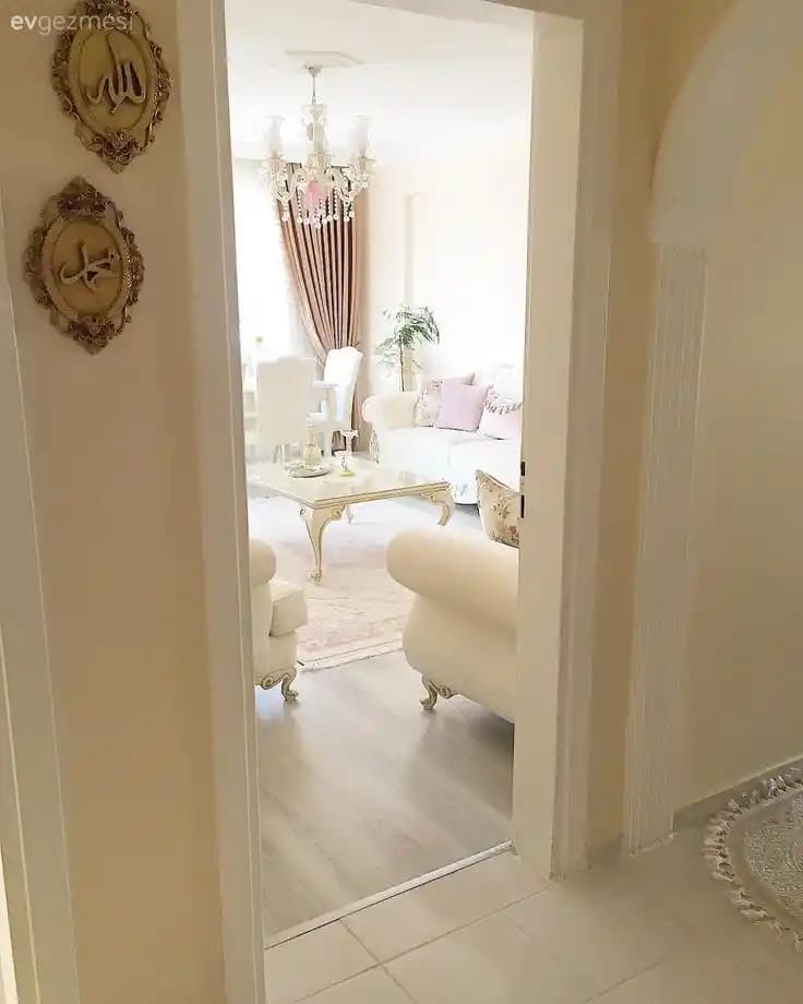 Anlamlı ve Zarif Ev Çerçevesi Seçenekleri ve Dekorasyonda Kullanım İpuçları