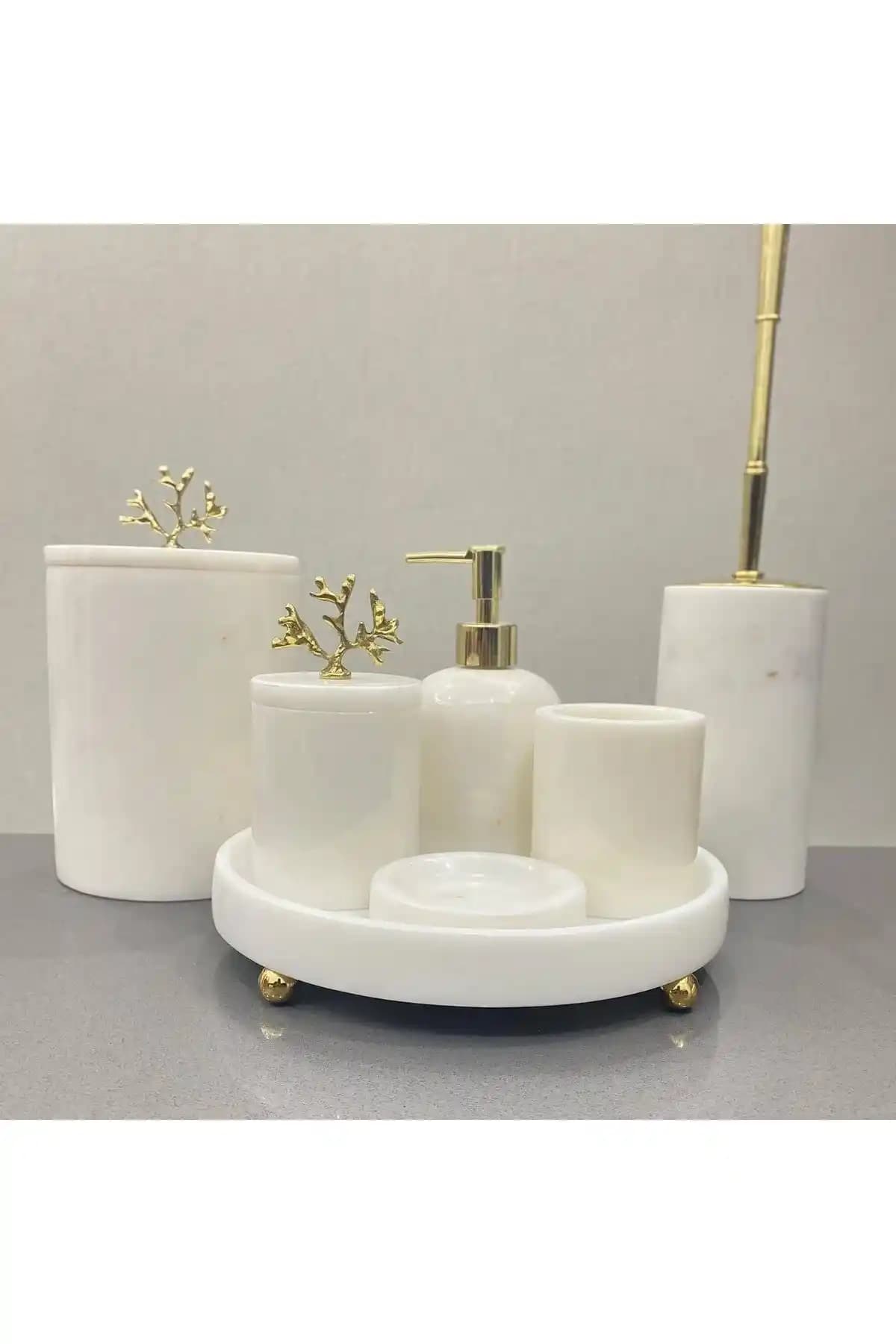 Banyo Dekorasyonunda Gold ve Beyaz Renklerin Şıklığı ve Trendleri