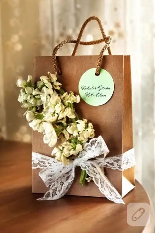 Çiçek Hediye Paketleri ile Ev Dekorasyonunu Zenginleştirmenin Yolları ve İpuçları