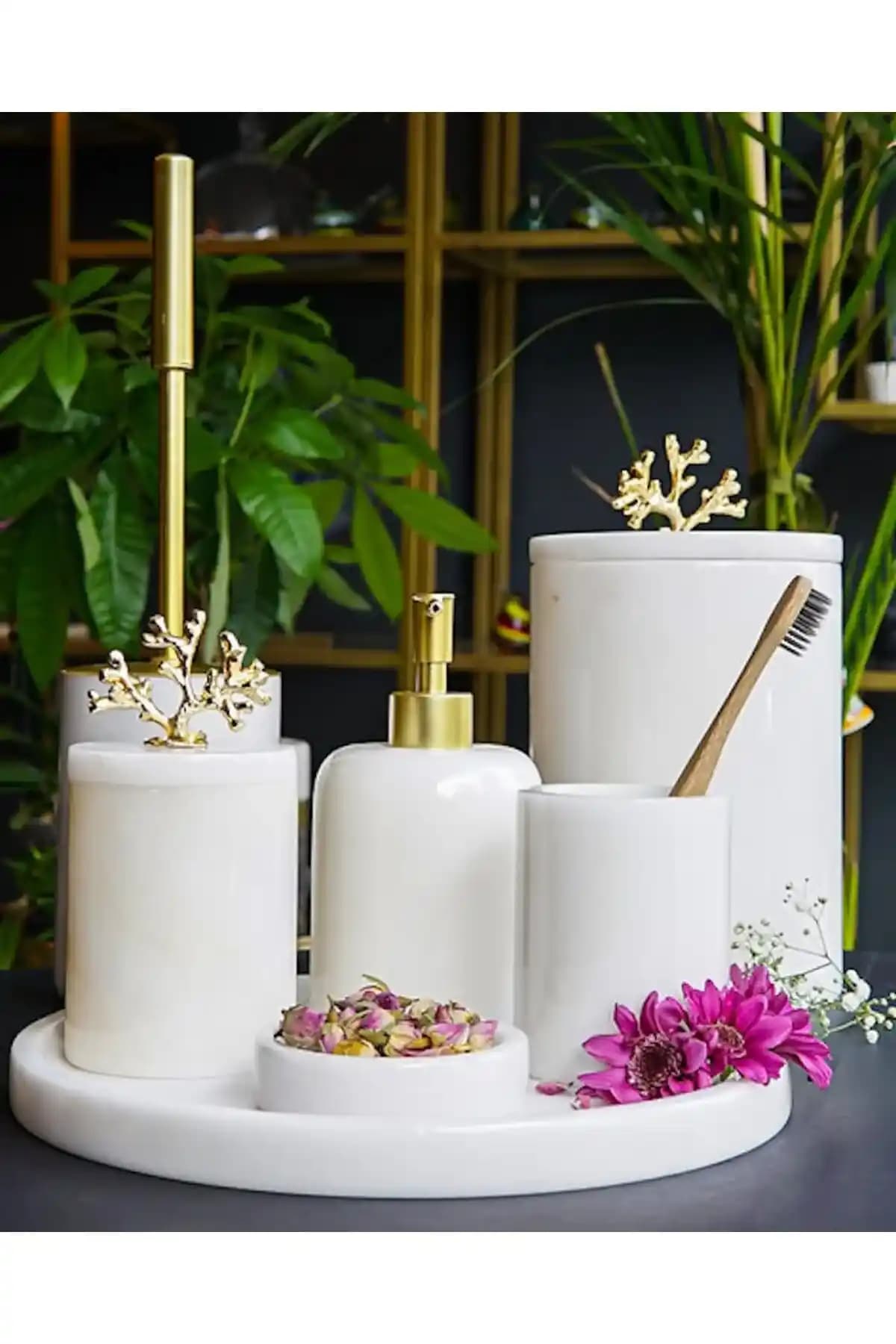 Gold ve Beyaz Renklerin Uyumu ile Şık ve Fonksiyonel Banyo Dekorasyonu Rehberi