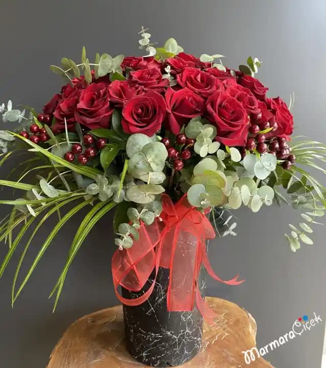 Kırmızı Güller ile Ev Dekorasyonunda Tutku ve Estetiğin Buluşması