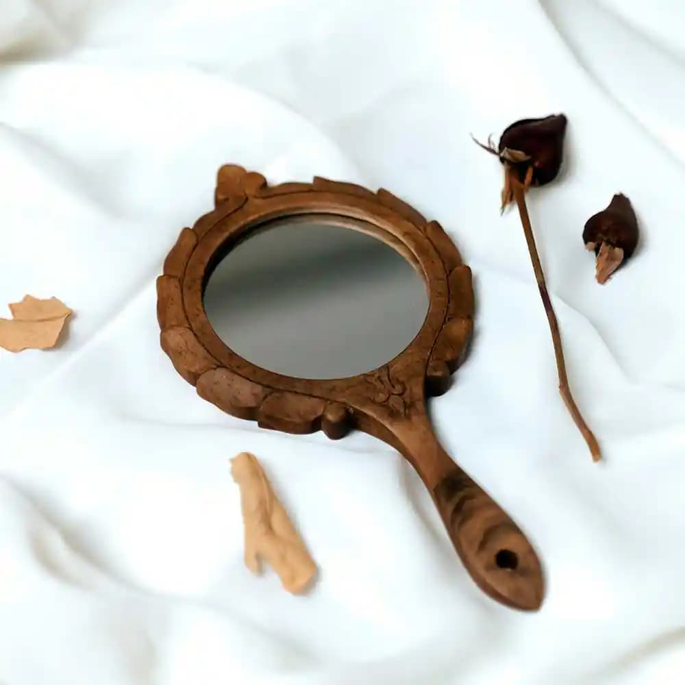 Ahşap El Aynası Dekorasyonda Doğal ve Zarif Bir Seçenek Olarak Kullanımı