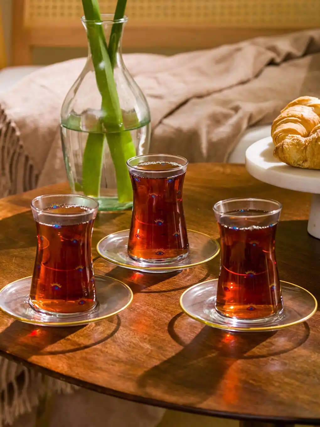 Altı Geniş Çay Bardağı ile Ev Dekorasyonunda Zarif ve Pratik Çözümler