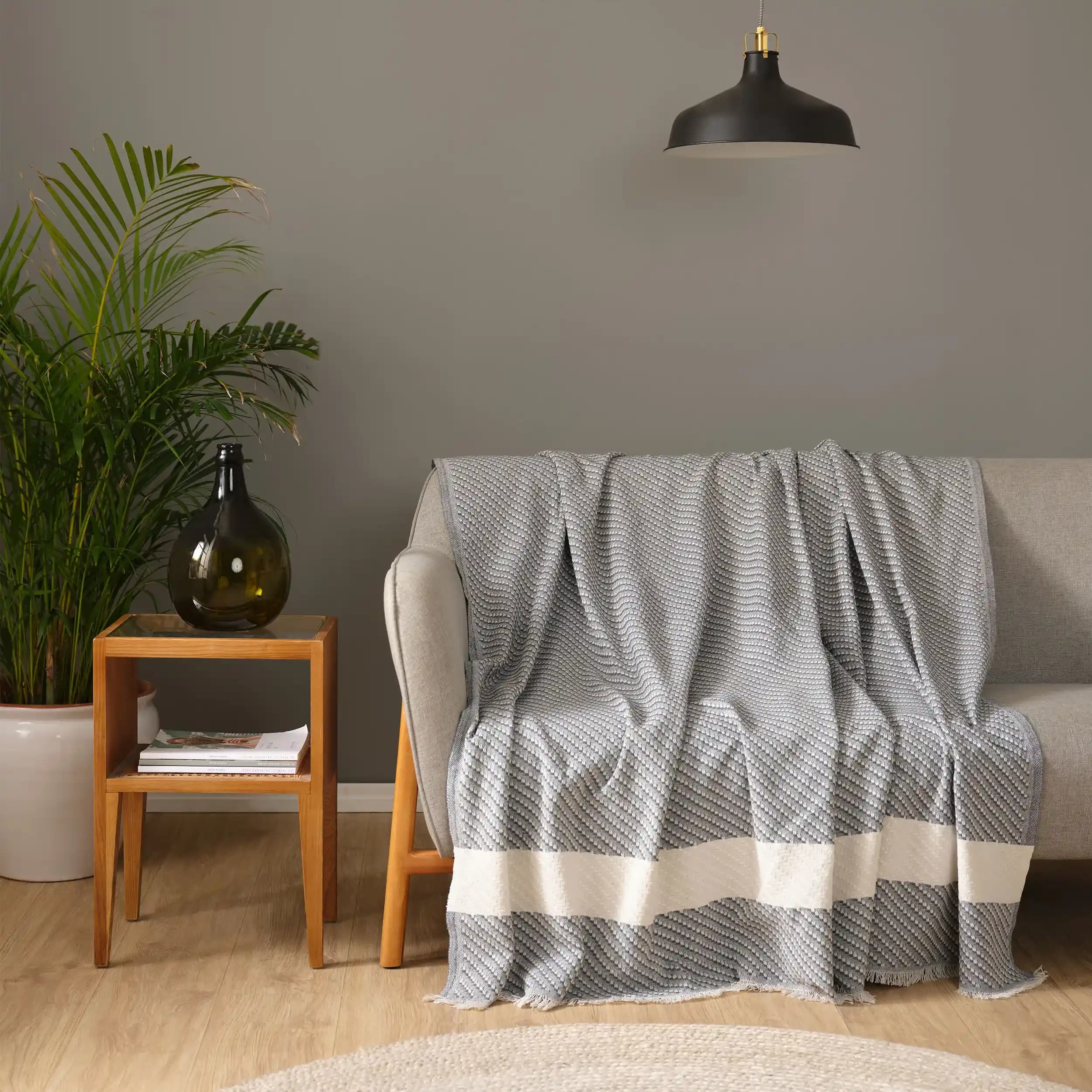 Antrasit Renkli Koltuk Örtüsü ile Dekorasyonunuzu Modern ve Şık Bir Hale Getirin