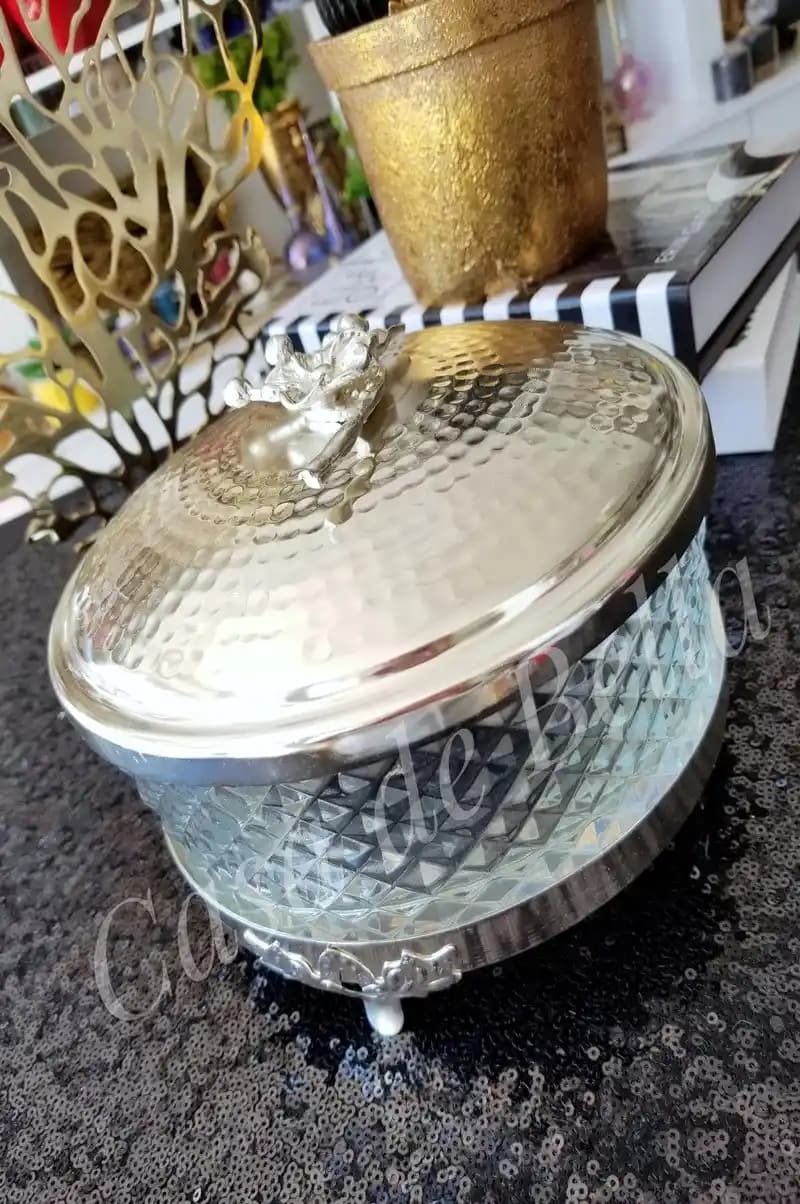 Ayaklı Kapaklı Sunumluklar ile Dekorasyonda Fonksiyonellik ve Estetiğin Uyumunu Yakala