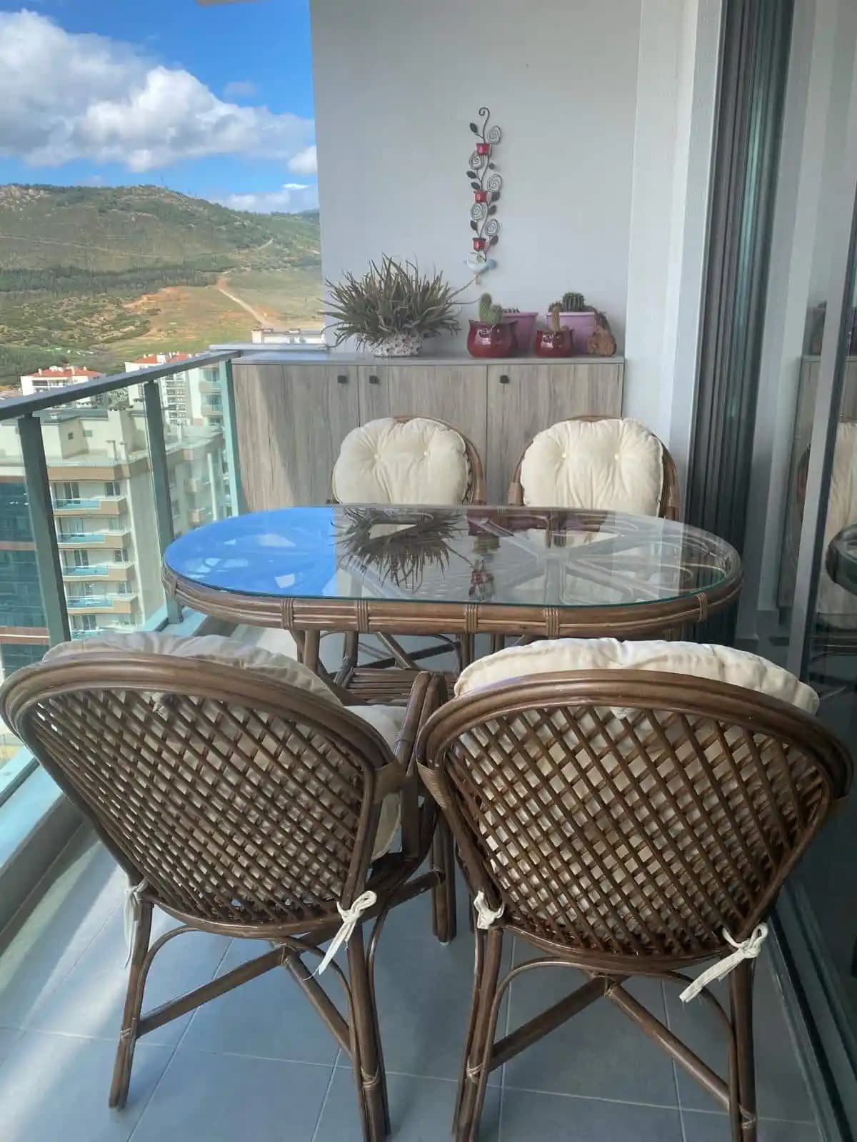 Balkon Dekorasyonuna Uygun Modern ve Fonksiyonel Masa Seçenekleri