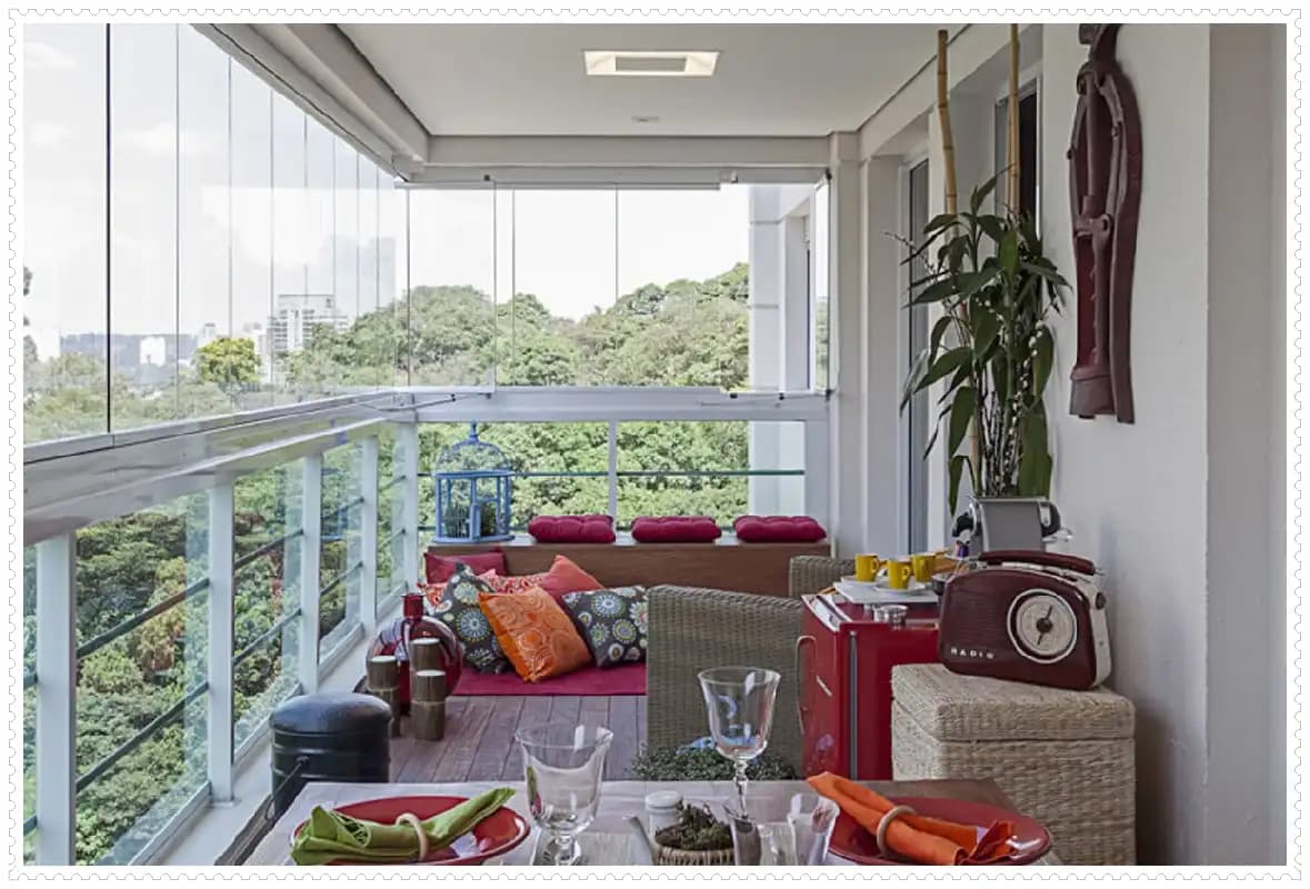 Cam Balkon Dekorasyonu İpuçlarıyla Modern ve Estetik Bir Yaşam Alanı Yaratın