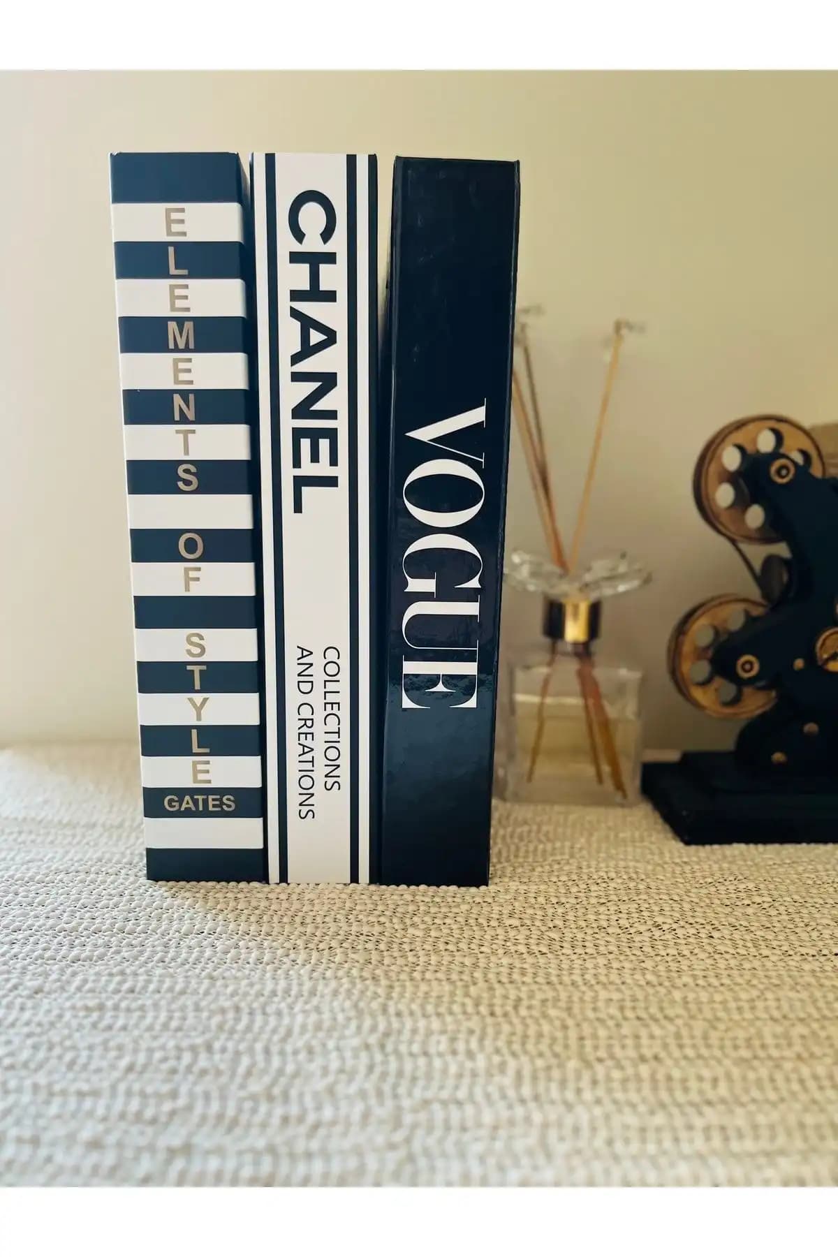 Chanel tarzında kitap dekorasyonu ile evinizde şıklık ve zarafeti yakalayın