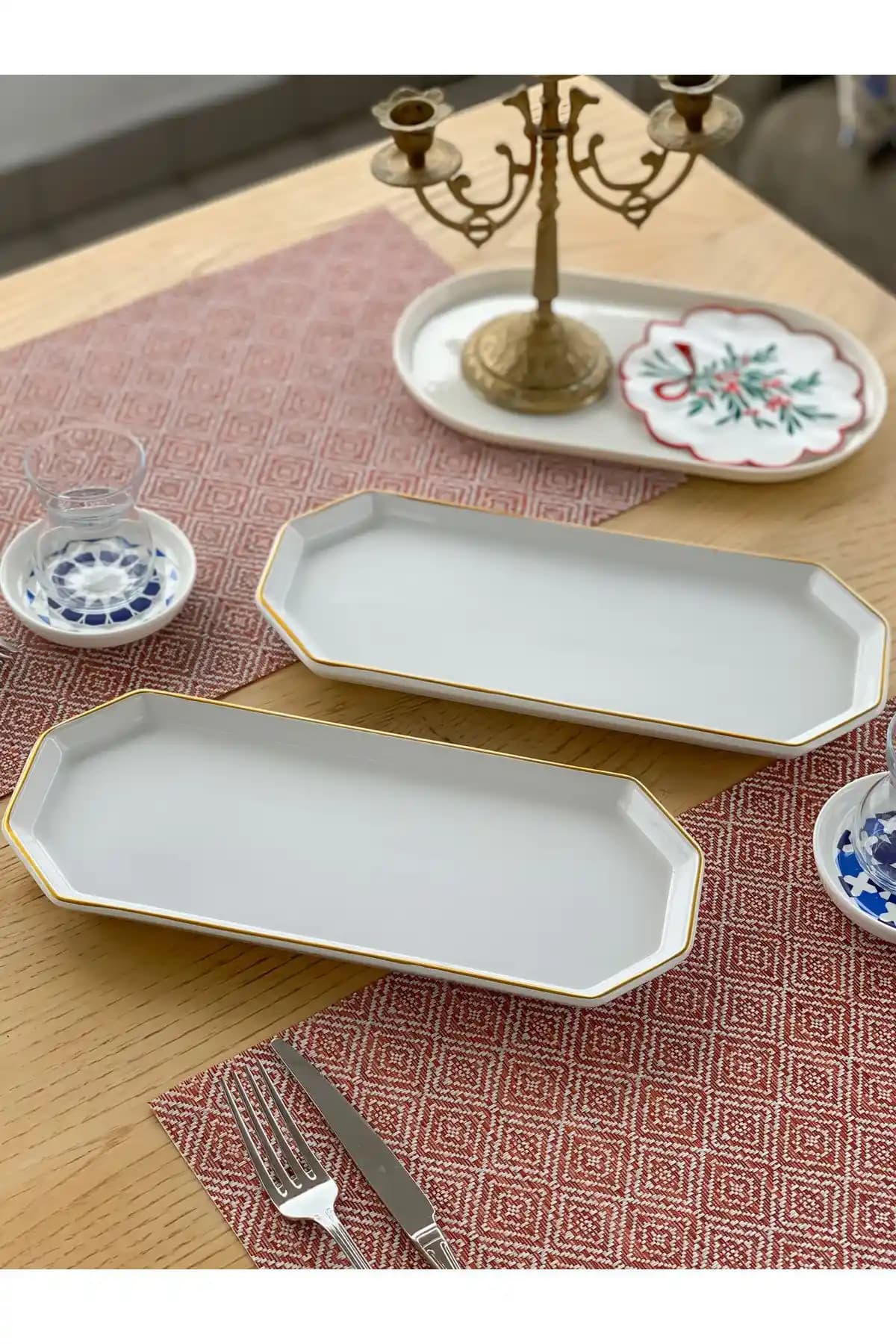 Dikdörtgen Servis Tabağı Sunumu ile Şık ve Modern Masa Dekorasyonları