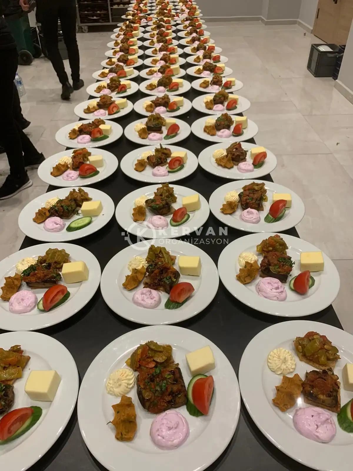 Düğün Yemek Tabağı Dekorasyonunda Trendler ve Yaratıcı Fikirler