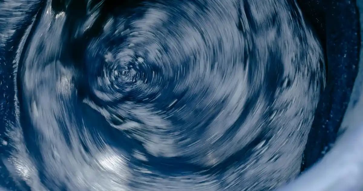 Ev Dekorasyonunda Zarafeti Artıran Dekoratif Mum Tepsileri Seçenekleri ve Trendler