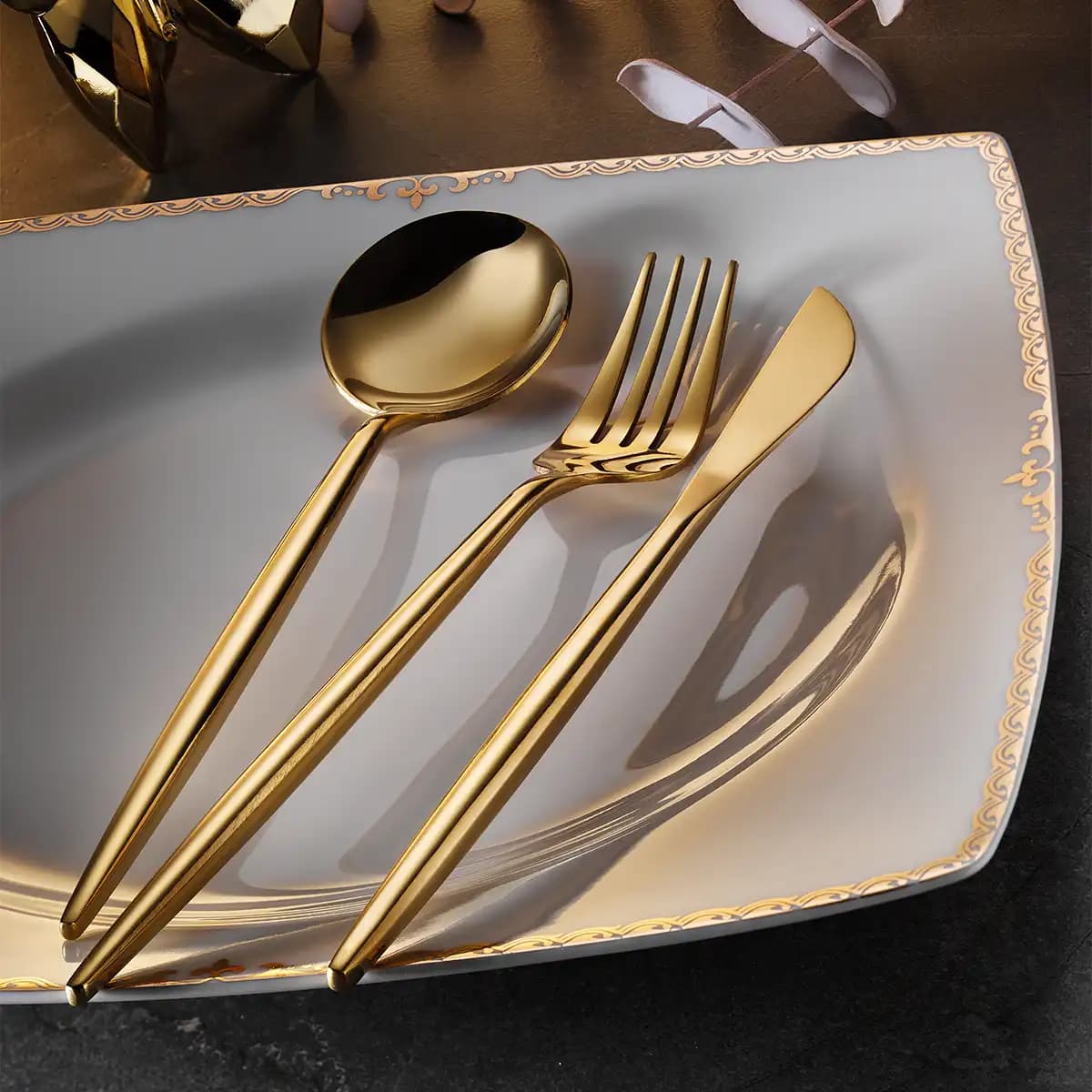 Gold Çatal Bıçak Takımı ile Modern ve Şık Dekorasyon Çözümleri