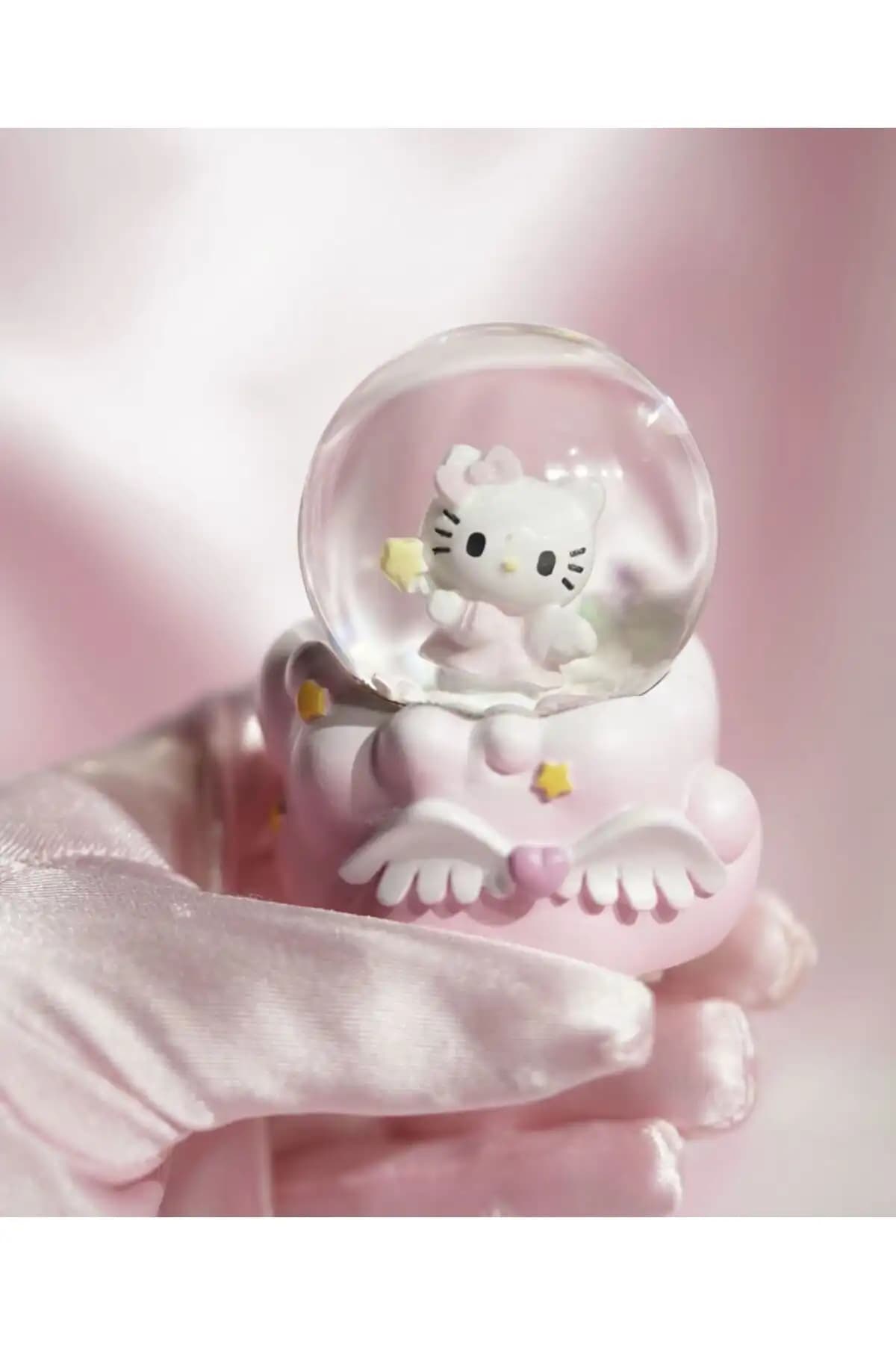 Hello Kitty Kar Küresi: Sevimli ve Şık Dekoratif Objeyle Atmosferinizi Canlandırın
