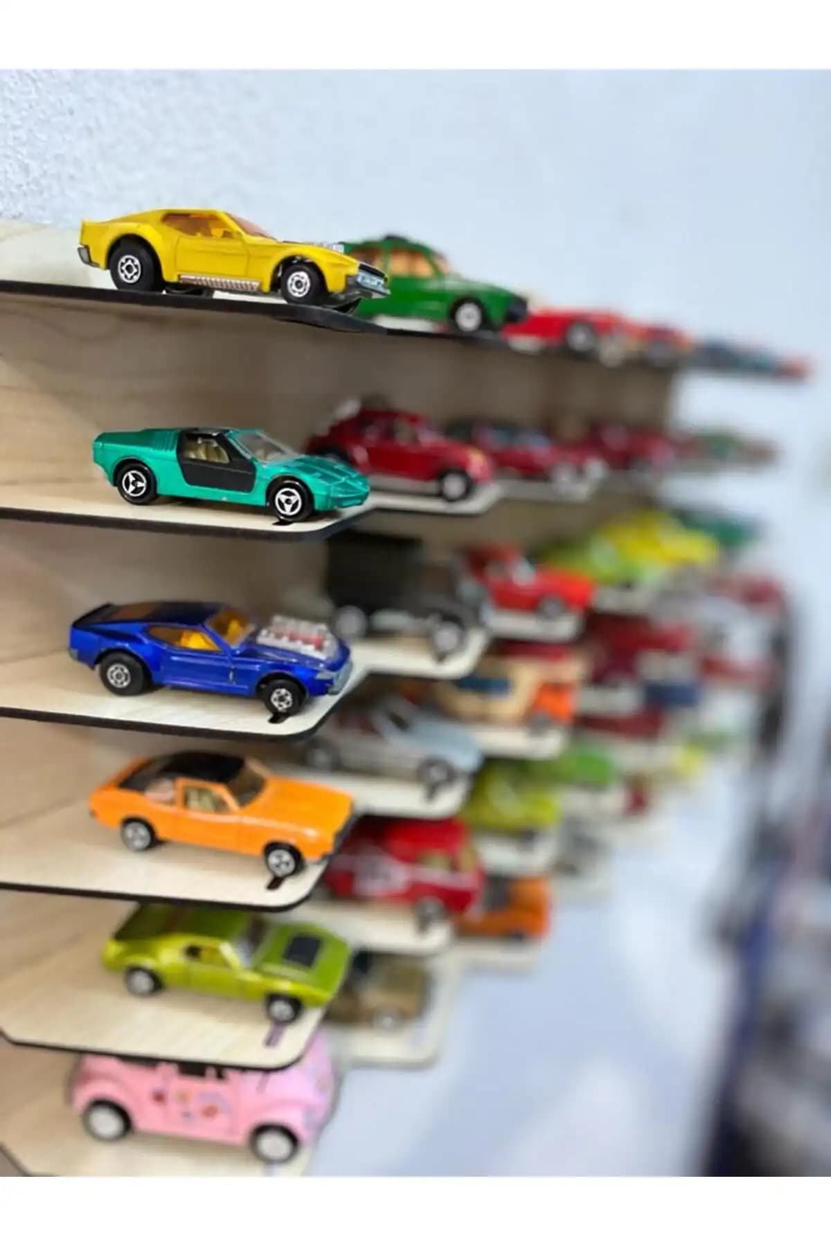 Hot Wheels Oyuncak Arabalar ve Duvar Raflarıyla Modern Çocuk Odası Dekorasyonu