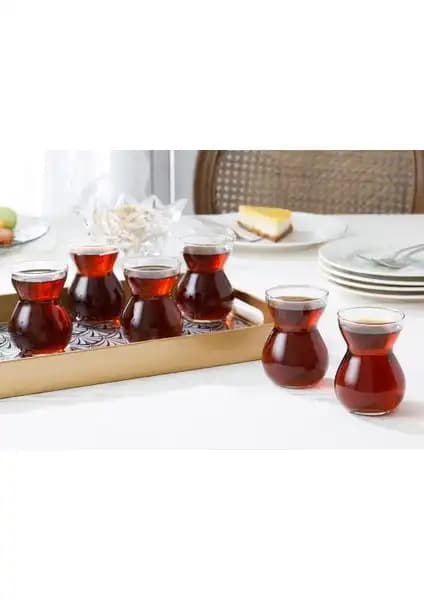 İngiliz Tarzı Çay Bardaklarıyla Ev Dekorasyonunda Şıklık ve Fonksiyonellik