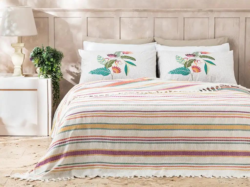 İngiliz Tarzı Yatak Alezi ile Yatak Odası Dekorasyonunda Zarafet ve İşlevsellik