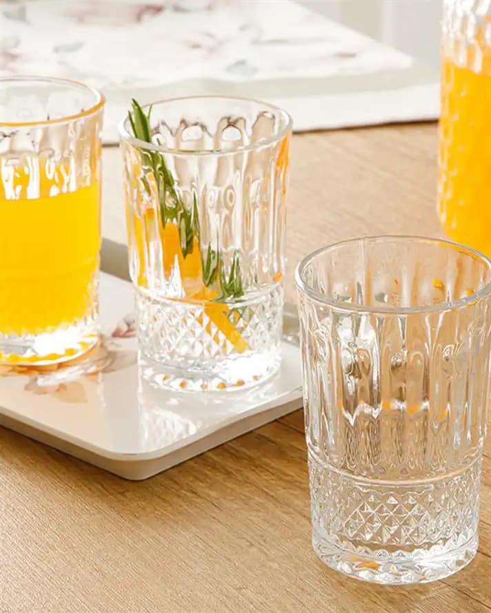 İngilizce Ev Dekorasyonunda 6'lı Su Bardağı Kullanımı ve Estetik Detaylar