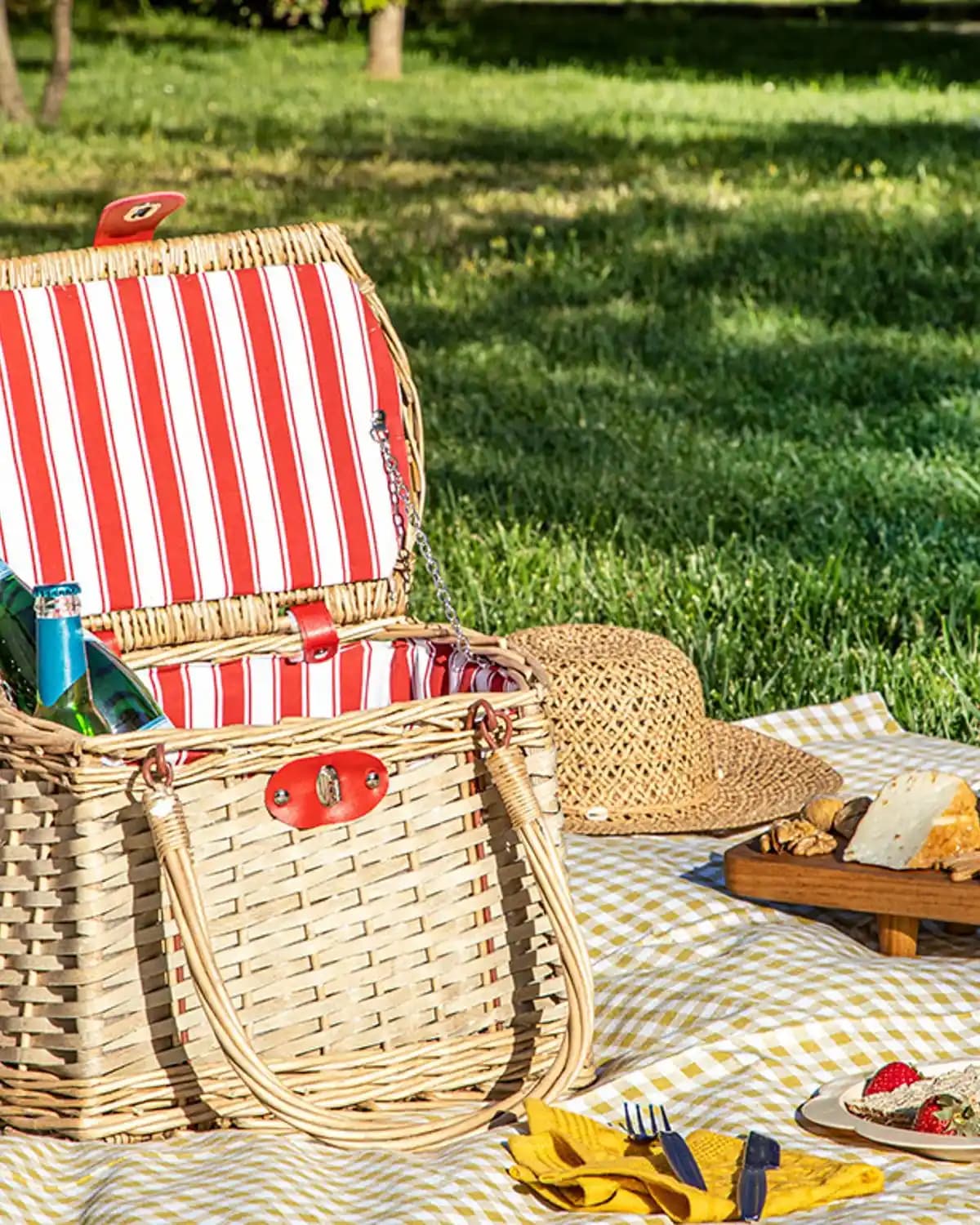 İngilizce Ev Piknik Sepetleri ile Dekorasyonda Şıklık ve İşlevsellik Nasıl Kullanılır