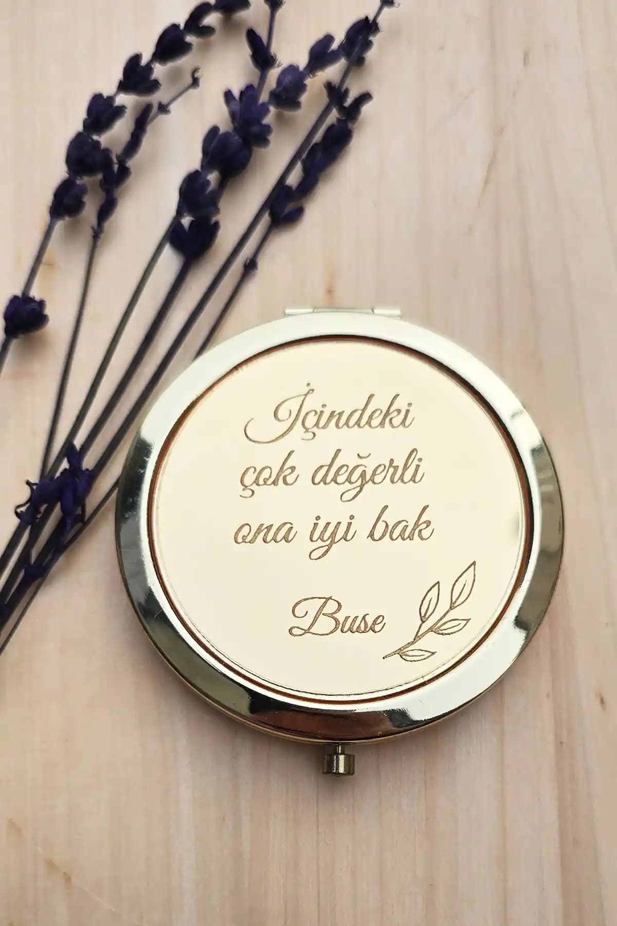 İsimli Aynalar ile Ev Dekorasyonunda Kişisel ve Şık Dokunuşlar