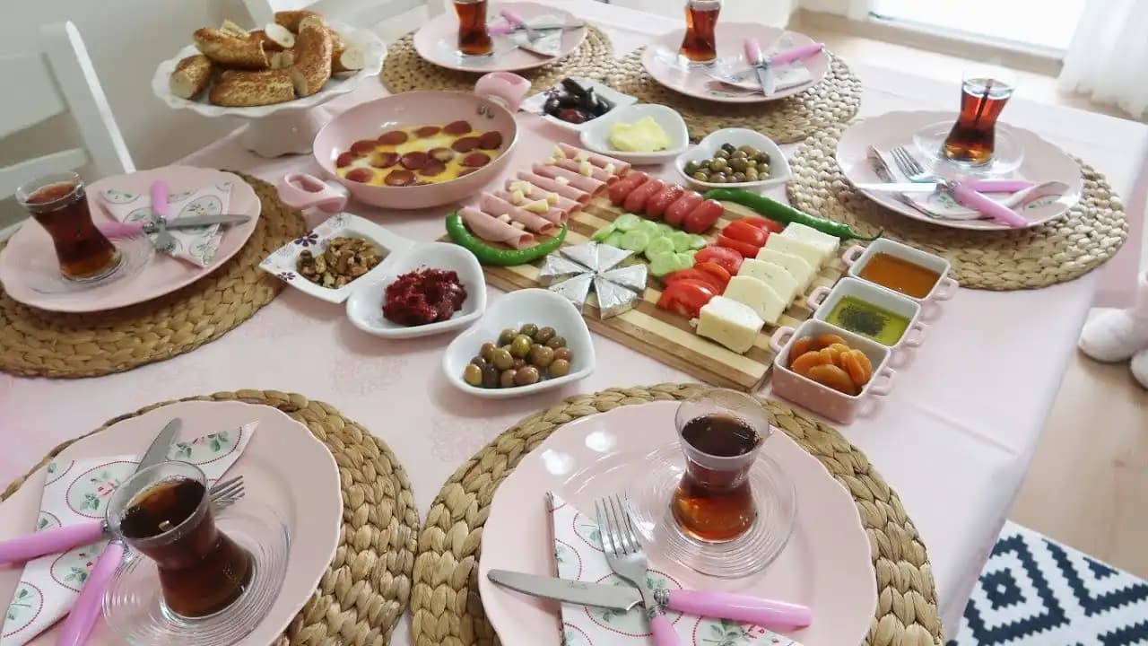 Kahvaltı Sunumu ve Dekorasyon İpuçlarıyla Göz Alıcı Masa Düzeni Oluşturma