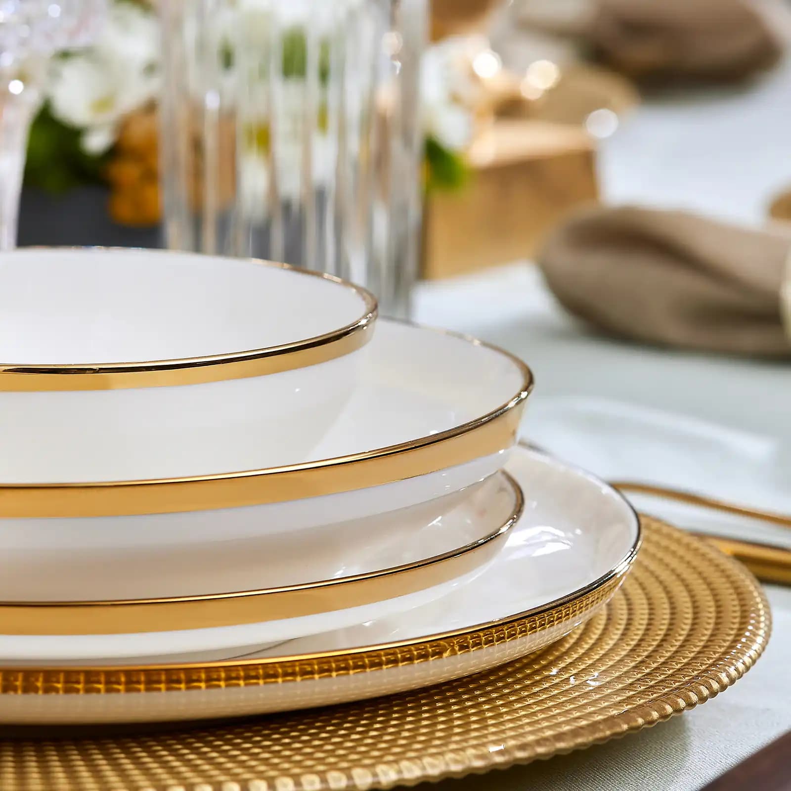 Karaca Eclipse Gold 57 Parça 12 Kişilik Yemek Takımı ile Dekorasyonunuzu Yenileyin