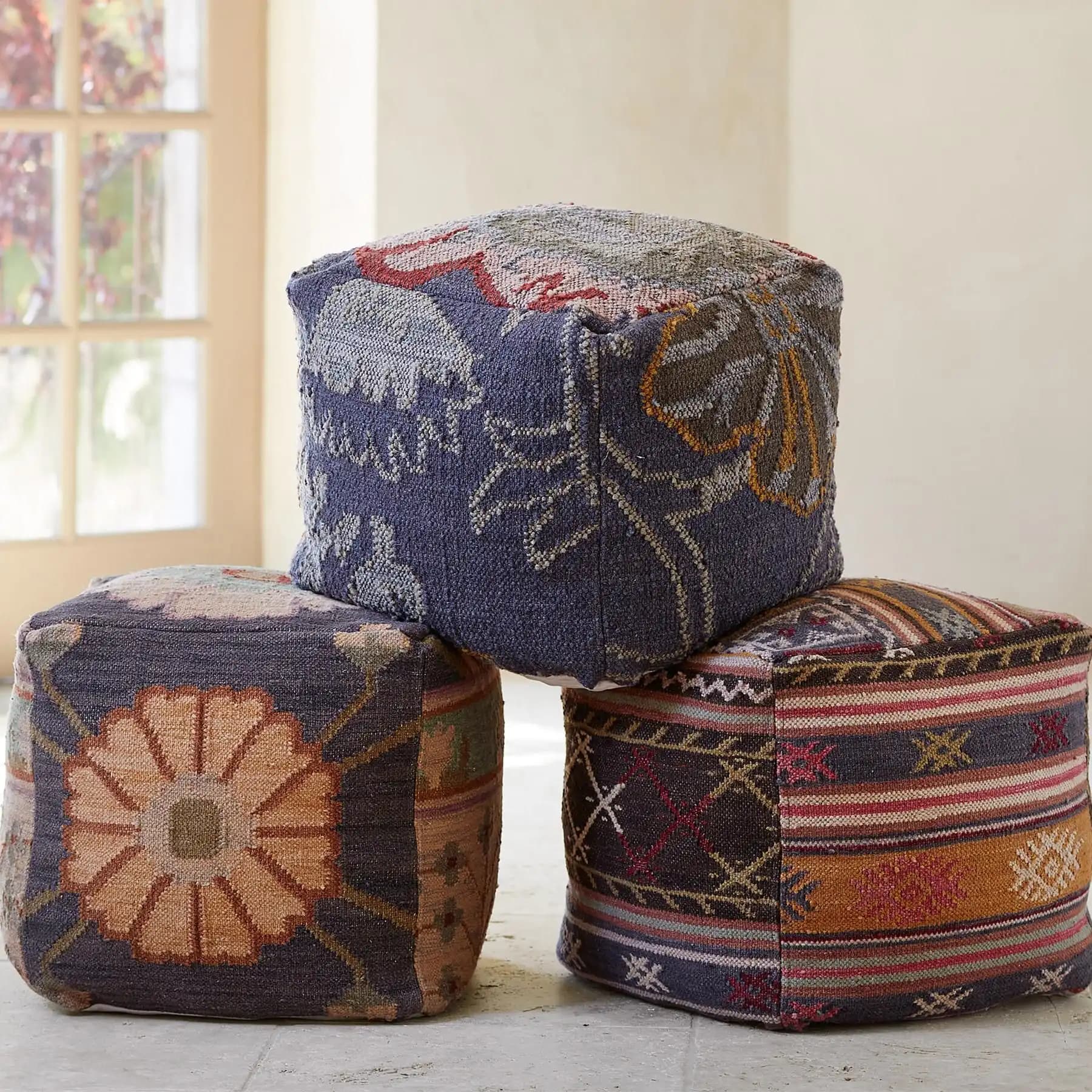 Kilim Puf Dekorasyonunda Şıklık ve İşlevselliği Bir Arada Sunan Modern Parçalar