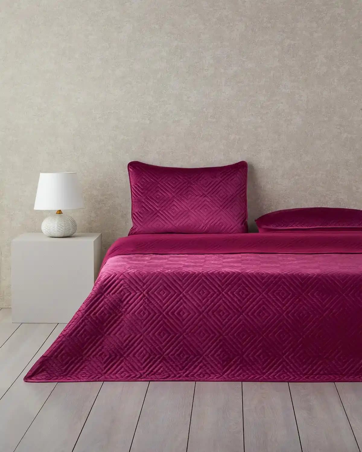 King Size Yatak Örtüsü Seçimi ve Dekorasyon İpuçlarıyla Odalarınıza Şıklık Katın