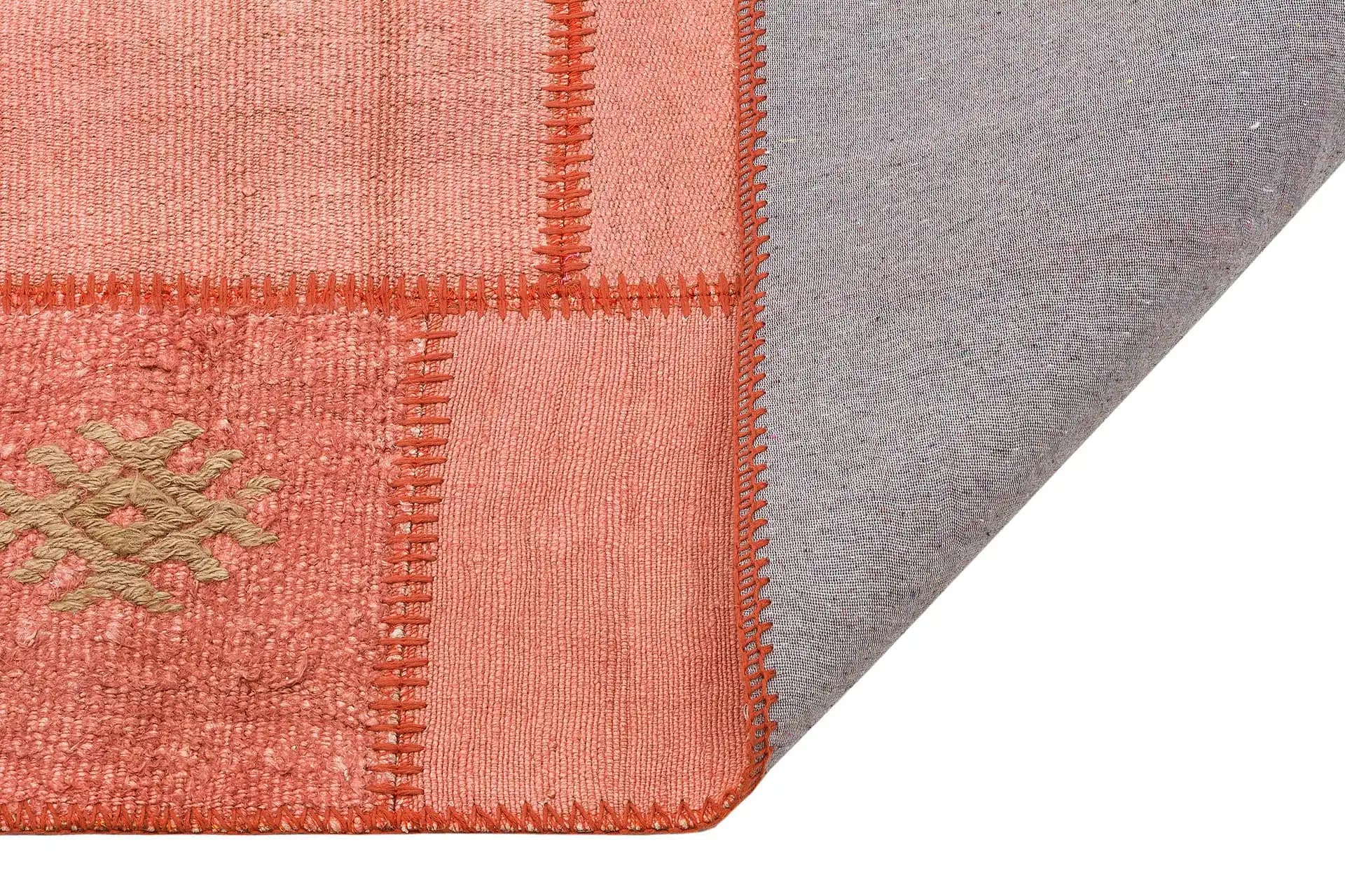 Kiremit Rengi Kilim ile Evinize Sıcak ve Şık Bir Atmosfer Katın