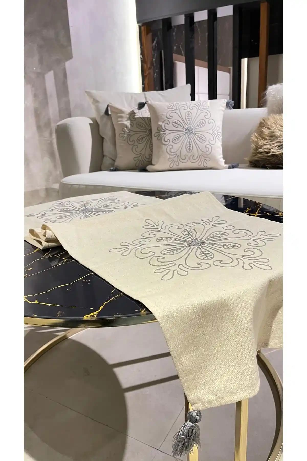 Kırlent ve Runner Takımlarıyla Dekorasyonunuzu Güncel ve Şık Hale Getirin